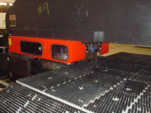 33 TON, AMADA, VIPROS 367 QUEEN, FANUC 18P, 58 STA.,2 A/I, 2001