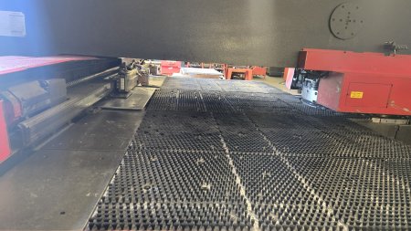 33 TON, AMADA, VIPROS 367 QUEEN, FANUC 18P, 58 STA.,2 A/I,MFG:2000